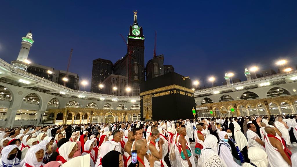 Jamaah  asal Indonesia bersama negara lain melaksanakan Tawaf. MI/RAMDANI